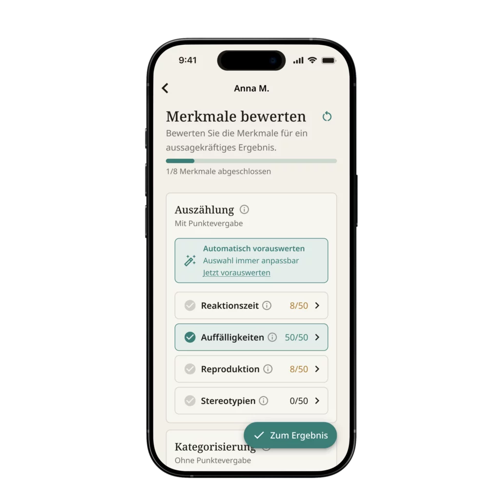 Auswertungshilfe der Sinfothek-App: Merkmale wie Reaktionszeit, Auffälligkeiten und Reproduktion werden bewertet, mit automatischer Vorauswertung und Fortschrittsanzeige.